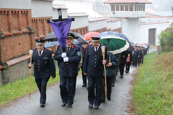 Biskup Mrzljak na križnom putu s bl. Alojzijem Stepincem: “Zagledani u Isusa, prigrlimo i mi svoj križ”